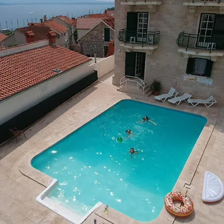 Ivan Dujmovic Dvori 4*