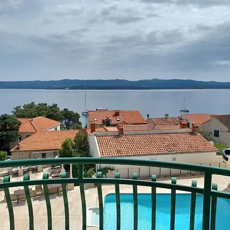 Ivan Dujmovic Dvori 4*