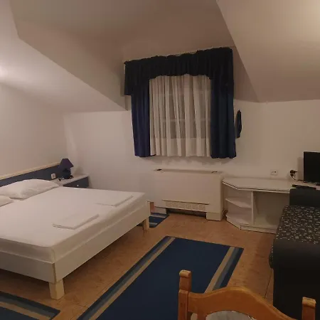 Ivan Dujmovic Dvori 酒店 4*