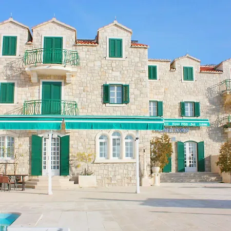 Ivan Dujmovic Dvori 酒店 4*