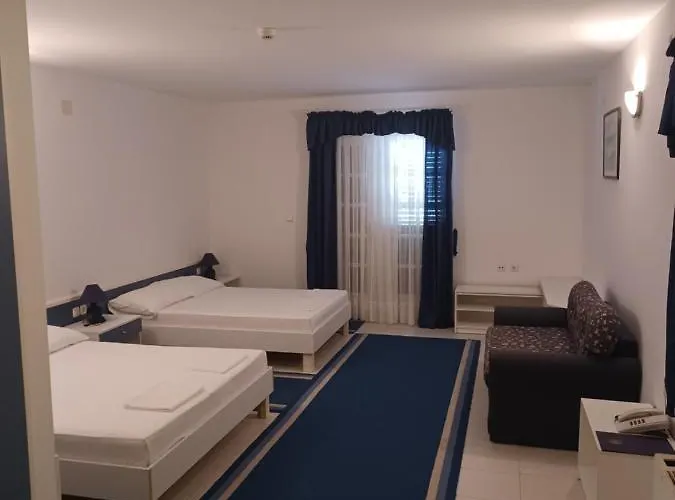 Ivan Dujmovic Dvori 4* Milna (Brac)