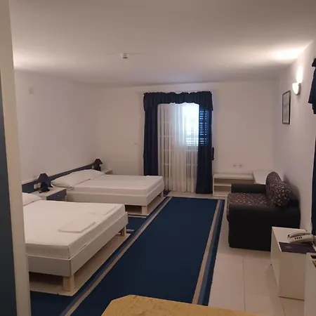 Ivan Dujmovic Dvori 4* Milna (Brac)