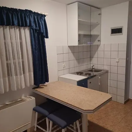 Ivan Dujmovic Dvori 4*